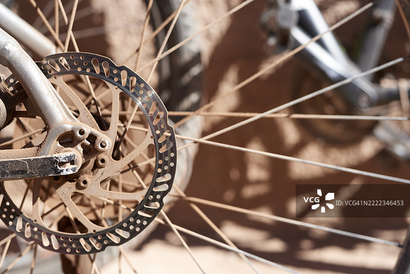 阿塔卡马沙漠中尘土飞扬的自行车碟刹特写图片素材