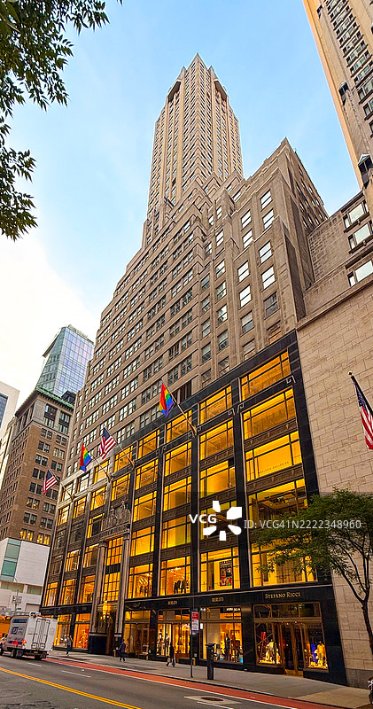 黄昏时分，纽约市中城东57街的富勒大厦景观图片素材