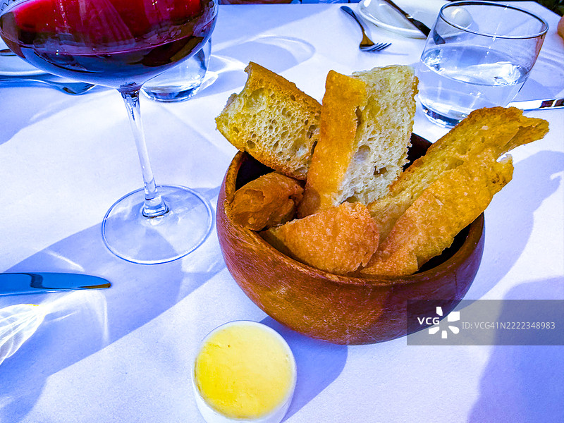 面包篮中的面包图片素材