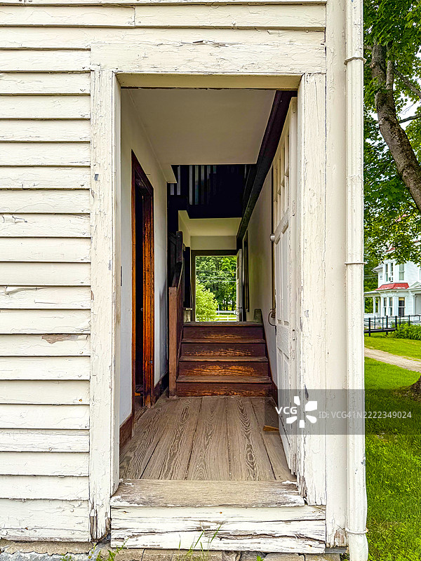 皮茨菲尔德一栋白色侧面的老房子的开门图片素材