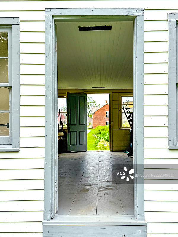 皮茨菲尔德一栋白色侧面和灰色边框的老房子的开门图片素材