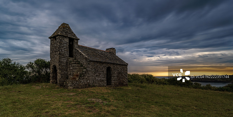 法国布列塔尼，阴云密布的天空下的老建筑景观图片素材