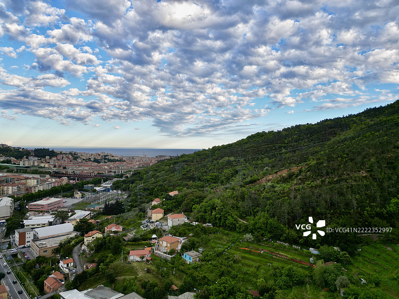 海与山之间的海岸城市魅力，萨沃纳，利古里亚，意大利图片素材