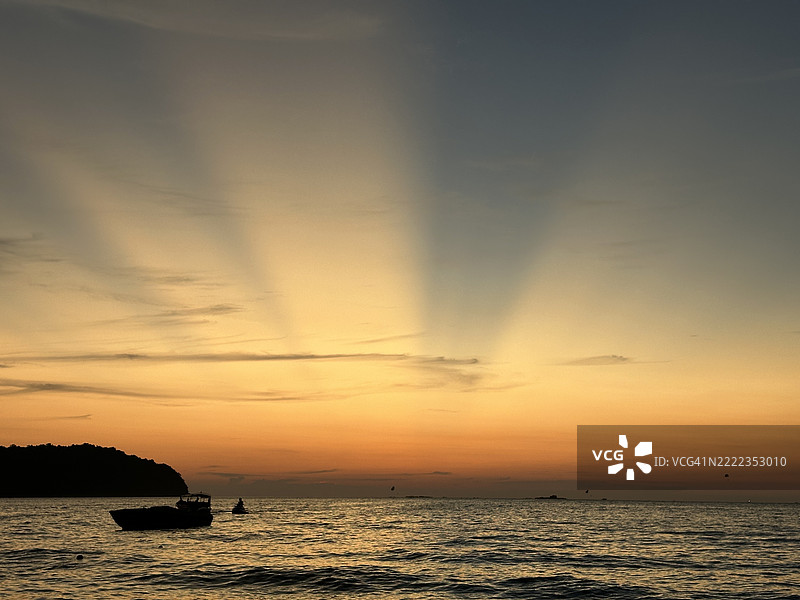 日落时分海面与天空的美丽景色图片素材