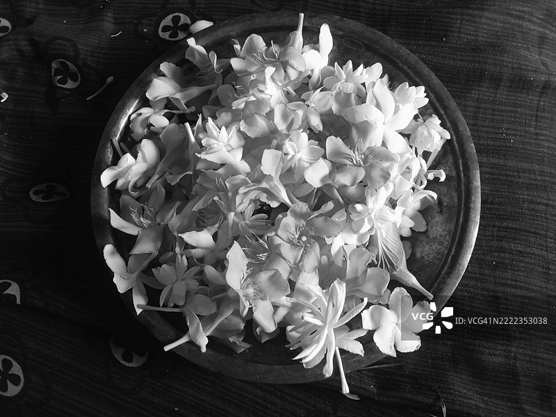 从上方直接拍摄的碗中花卉，位于桌子上，查利斯冈，马哈拉施特拉邦，印度图片素材