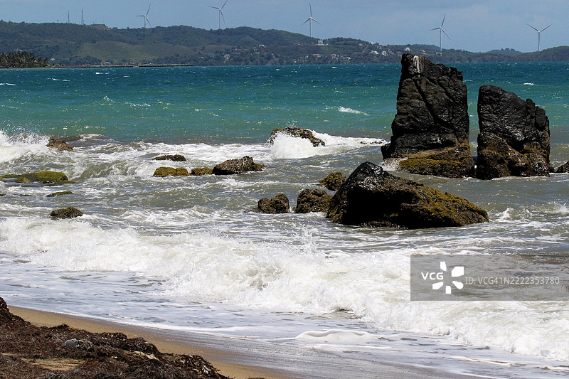 波浪拍打着波多黎各的黑色火山岩图片素材