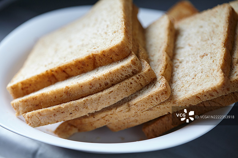 泰国曼谷桌子上的盘子里放着面包片的特写视图图片素材
