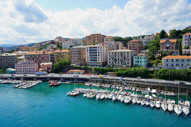 意大利利古里亚州萨沃纳港口停泊的船只景观图片素材