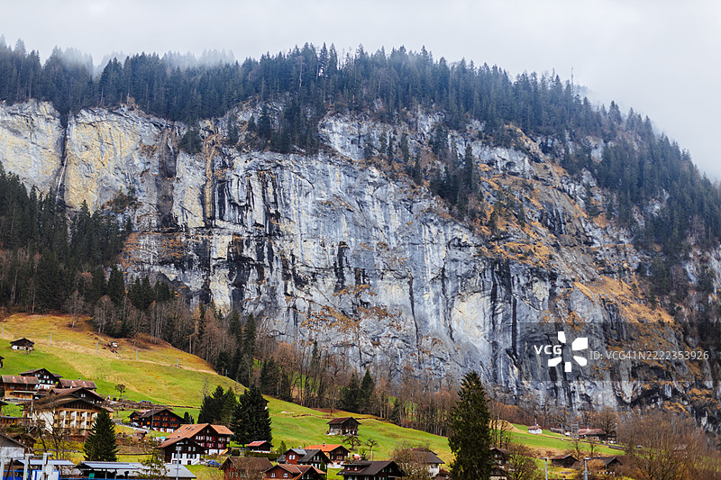 瑞士伯尔尼劳特布伦嫩的树木和山脉全景与天空相映成趣图片素材