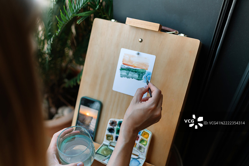 一位年轻女性正在使用信用卡进行在线购物，西班牙莱里达图片素材