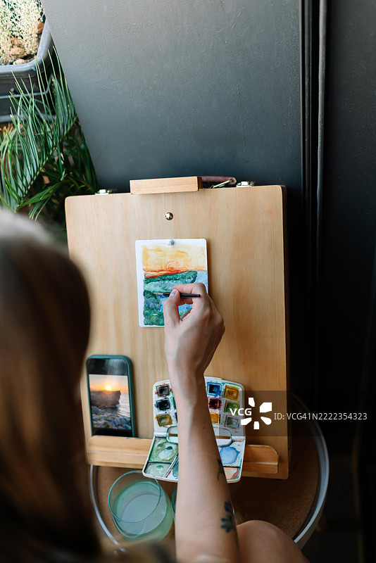 年轻女性在西班牙莱里达的家中工作图片素材