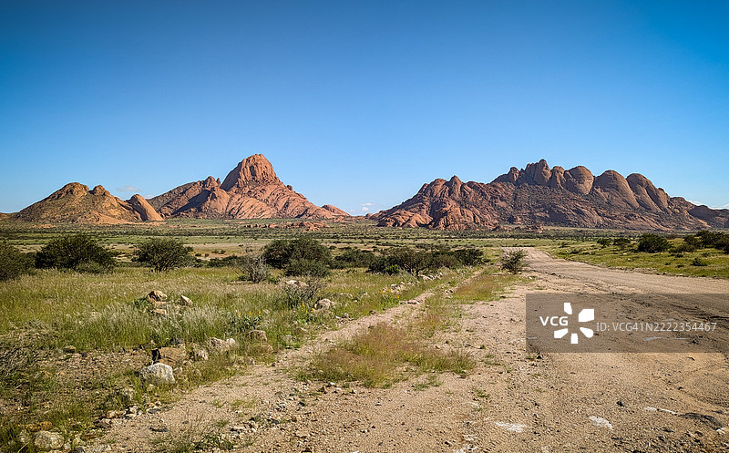 纳米比亚埃龙戈地区清澈蓝天下的风景如画的景观图片素材