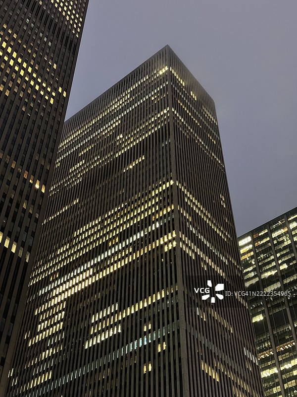 夜空下，纽约市的建筑在灯光照耀下显得格外迷人。图片素材