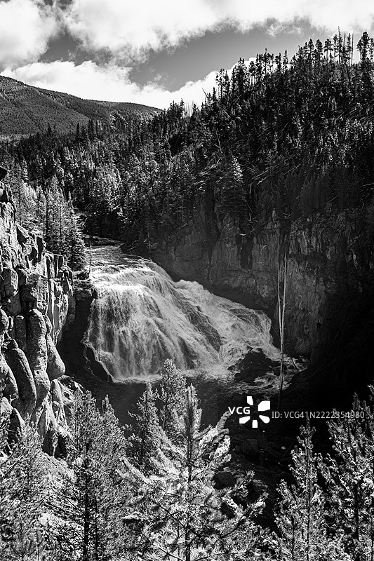 瀑布与天空的美丽景色图片素材
