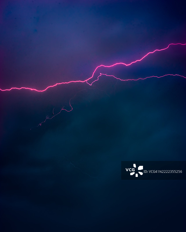 从低角度看波兰天空中的闪电图片素材