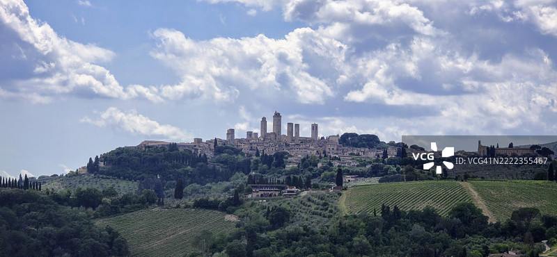 意大利天空下的树木和建筑全景图图片素材