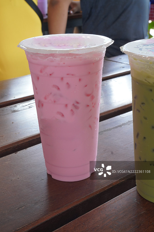 粉色牛奶在塑料杯中图片素材