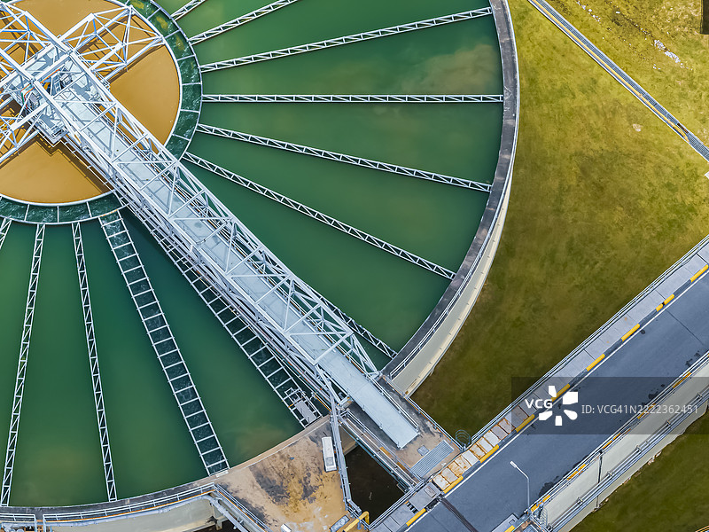 鸟瞰图，大型圆形水处理厂，工业处理，饮用水生产的微生物学与生态系统、环境和健康。图片素材