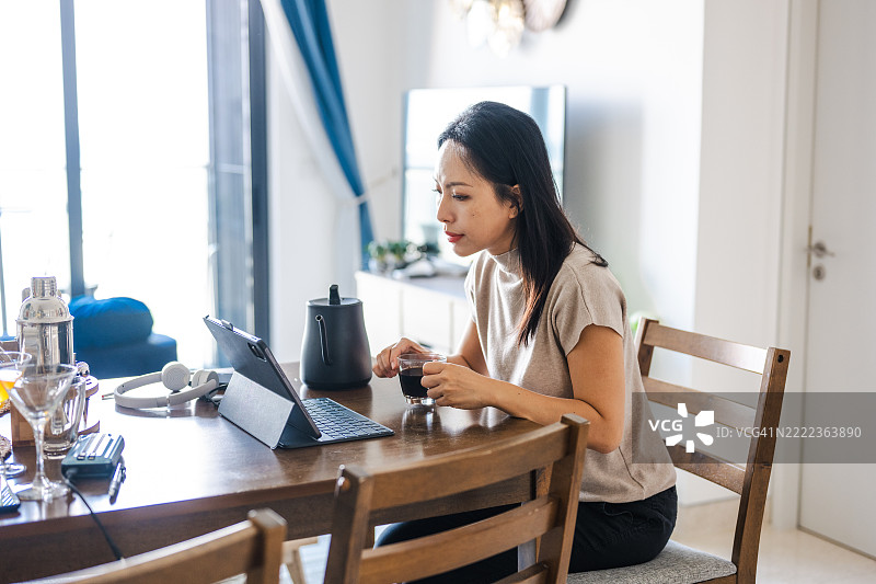 家、咖啡与专注图片素材