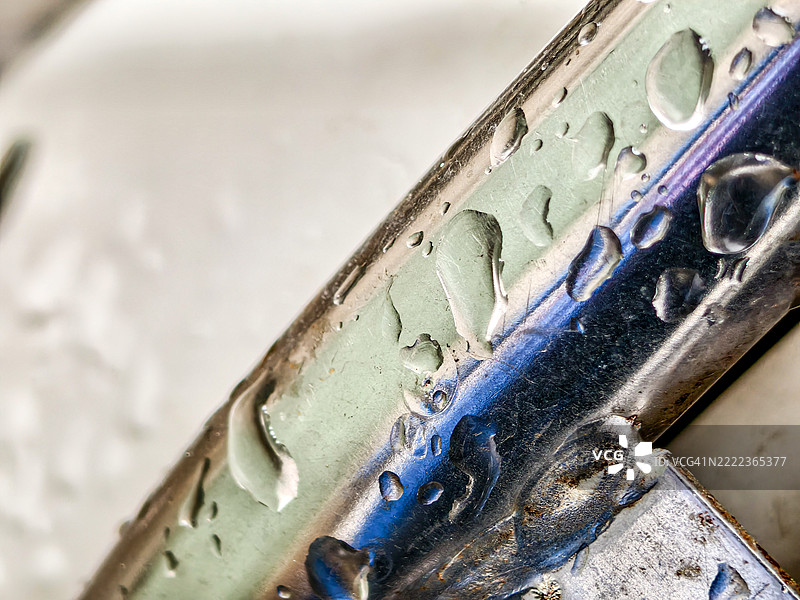 钢铁上的雨滴 – 微距反射图片素材