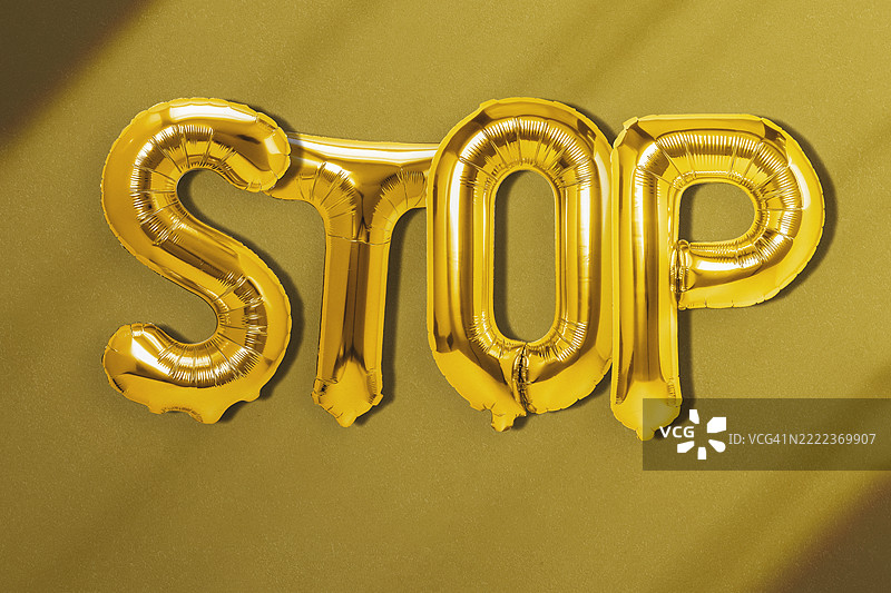 用3D金箔气球字母写的“停止”信息图片素材