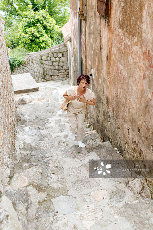 度假时心脏出现问题的女性图片素材