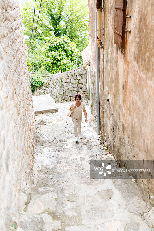 度假时心脏出现问题的女性图片素材