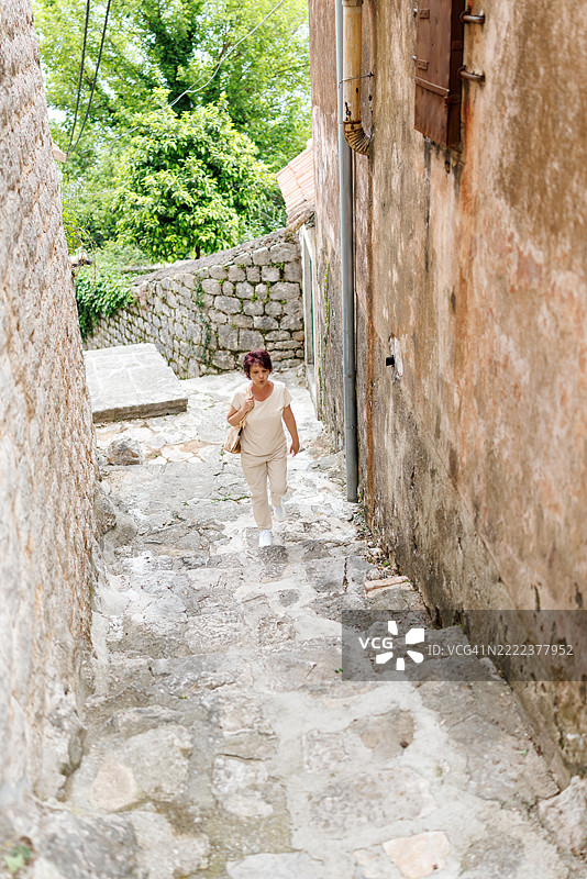 度假时心脏出现问题的女性图片素材