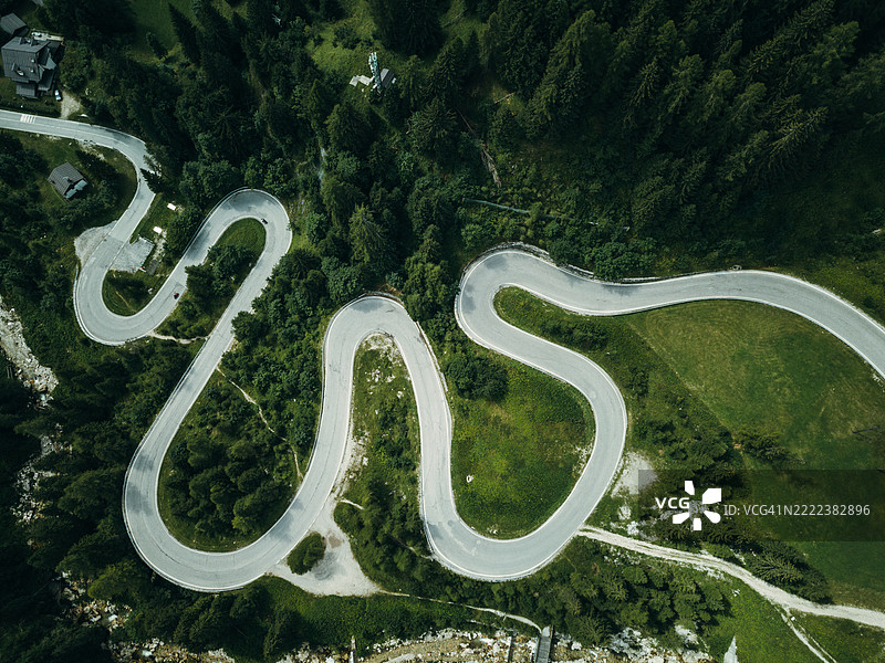 多洛米蒂山脉的蜿蜒道路图片素材
