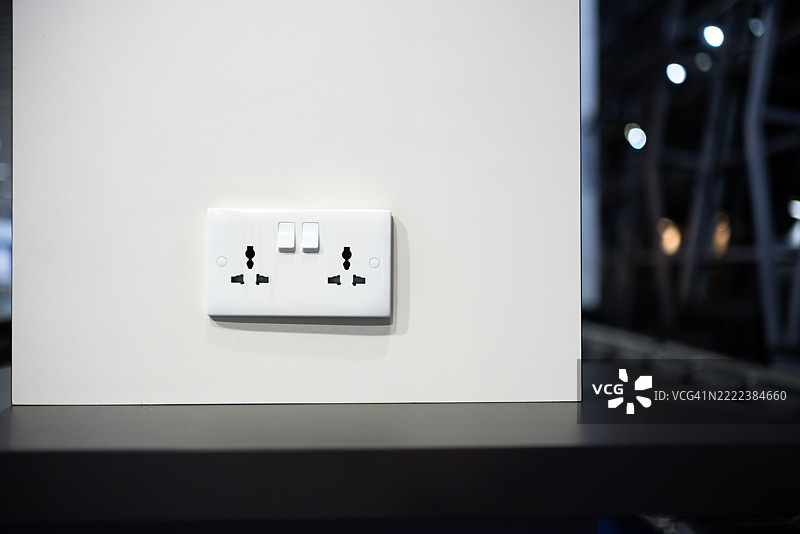 航站楼登机口附近的充电电源图片素材