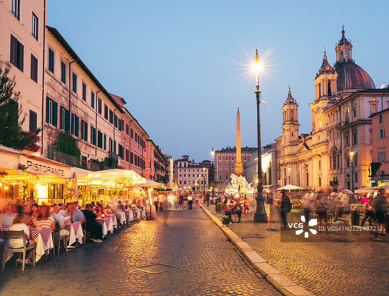 黄昏时分，人们在纳沃纳广场的餐馆和酒吧外用餐。图片素材
