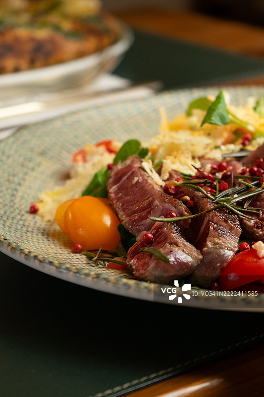 餐厅盘子上的一片烤肉图片素材