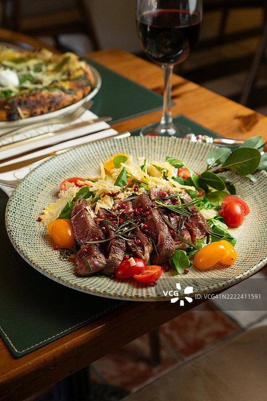 餐厅盘子上的一片烤肉切片图片素材
