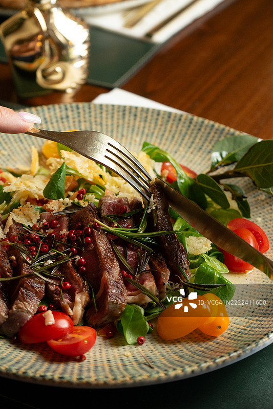 餐厅盘子上的一片烤肉切片图片素材