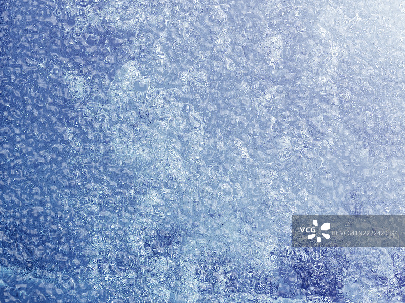 冰面上流动的波纹水面全景。图片素材