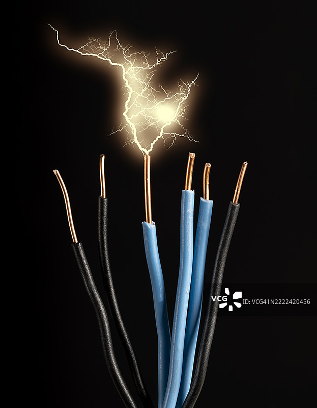电缆短路引发的电气爆炸和闪电，背景为黑色。图片素材