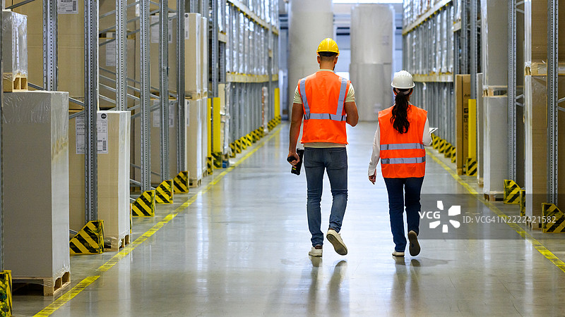 供应链人员穿戴安全装备图片素材