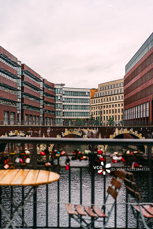 汉堡，德国的城市桥梁景观，锁和历史建筑图片素材