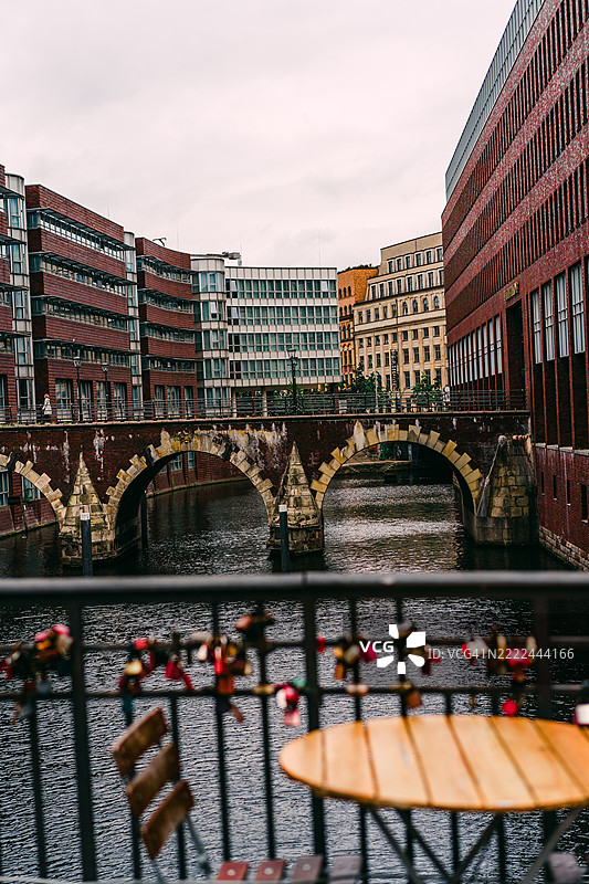 汉堡，德国的城市桥梁景观，锁和历史建筑图片素材