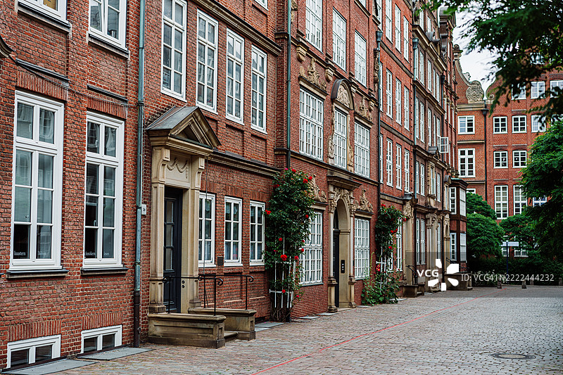 汉堡，德国的优雅历史砖砌建筑，装饰精美的外立面细节与绿植相映成趣图片素材