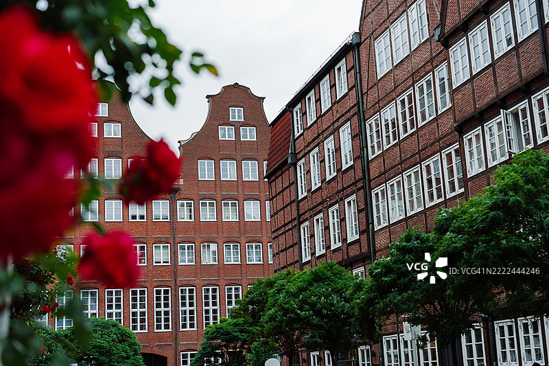 汉堡，德国的优雅历史砖砌建筑，装饰精美的外立面细节与绿植相映成趣图片素材