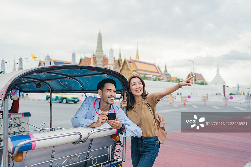 情侣在充满活力的城市中享受地标游和嘟嘟车之旅图片素材