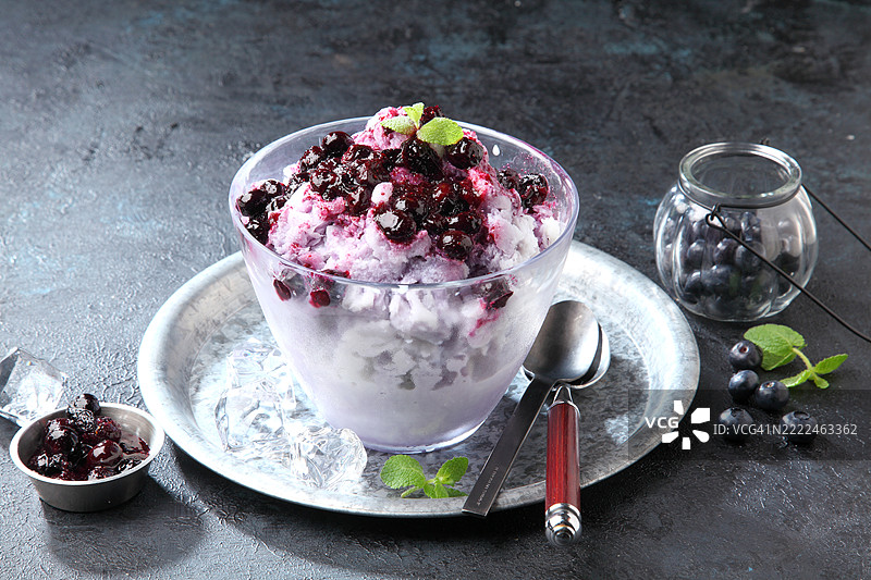 蓝莓牛奶刨冰图片素材