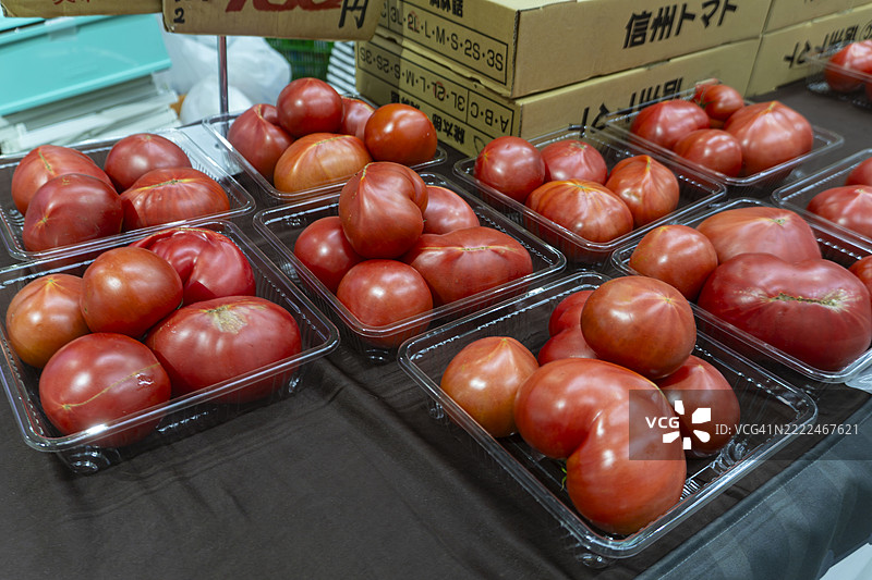 “信州种植的树熟桃太郎番茄”在樱木町站展示图片素材