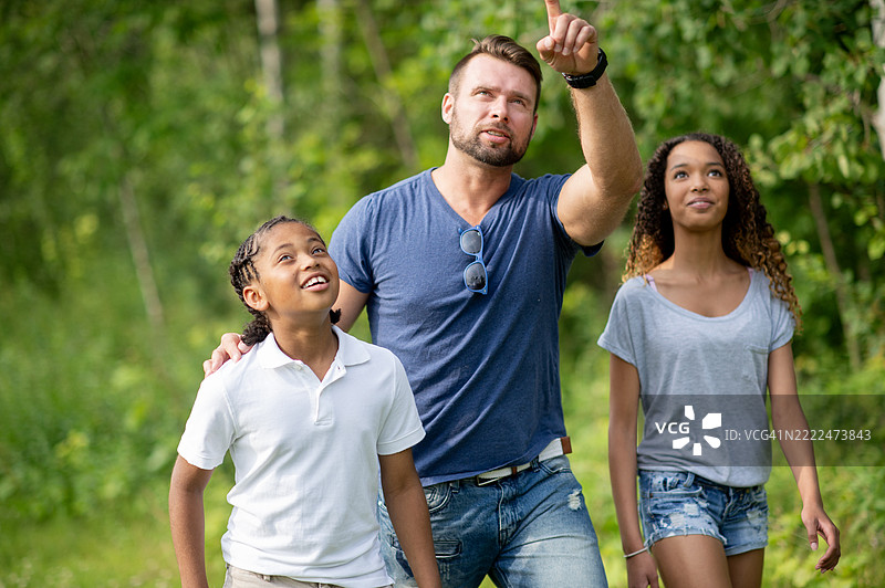 在放松的户外冒险中，家庭亲密时光图片素材