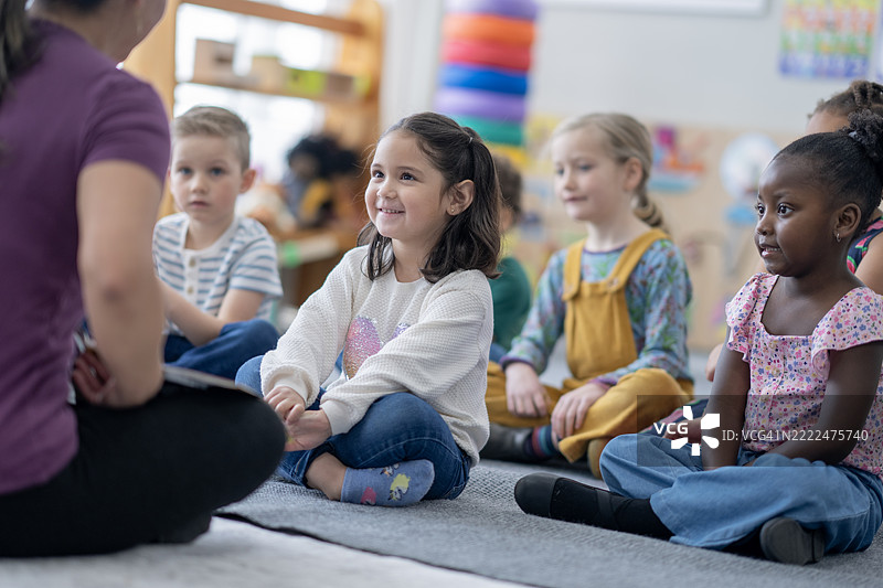 孩子们在色彩缤纷的教室环境中参与学习活动图片素材