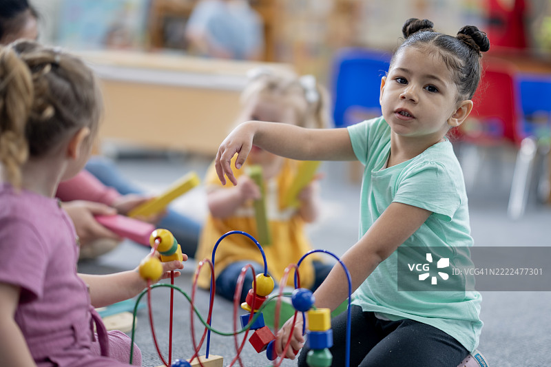 年轻儿童在教室环境中参与创意活动图片素材