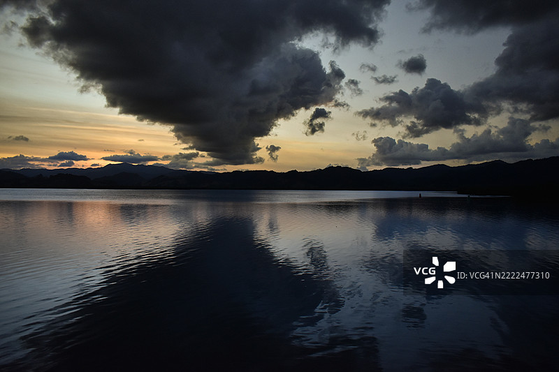 新西兰日落时分湖泊与天空的美丽景色图片素材