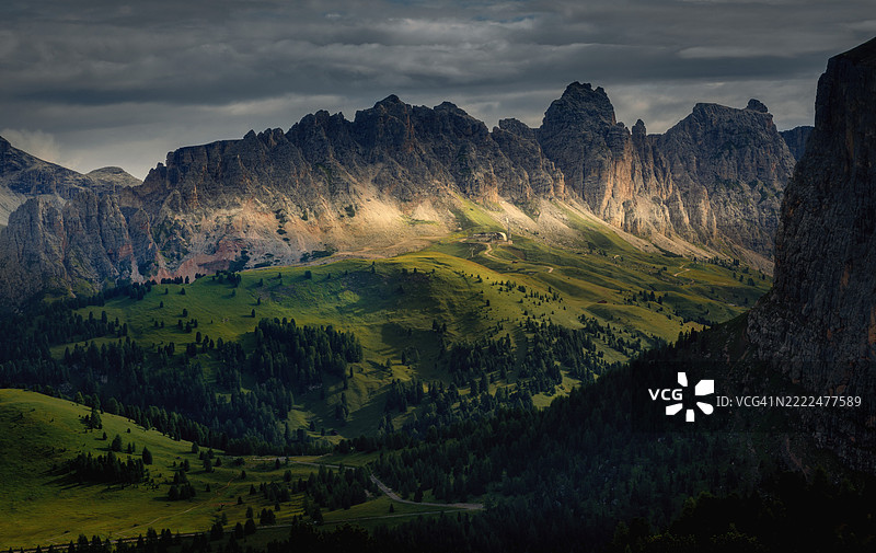 意大利瓦尔加尔德纳的天空下山脉的美丽景色图片素材