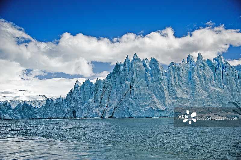 佩里托莫雷诺冰川的一部分，蓝色的水和蓝色的天空图片素材